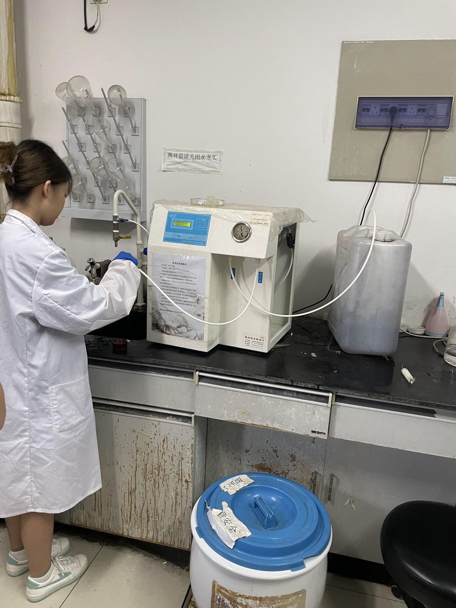OKP 超纯水器 实验室内取水使用场景